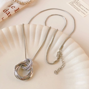 Collier avec pendentif à cercles torsadés argentés et chaîne serpent élégante pour femme