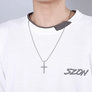 Minimalistischer silberner Edelstahl-Kreuzanhänger an Herrenkette auf Model