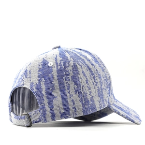 Vue détaillée de la casquette en jean avec motif jacquard bleu et boucle en métal