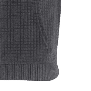 Detaillierte Makroansicht von dunkelgrauem Waffelstrick mit elastischem Rippbündchen am Hoodie