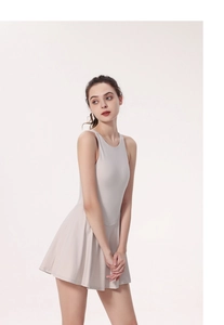 Détail d'une robe de sport beige clair avec design sans manches et jupe plissée