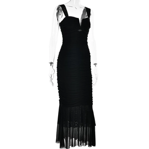 Détail d'une robe noire moulante avec ourlet en tulle transparent style queue de sirène