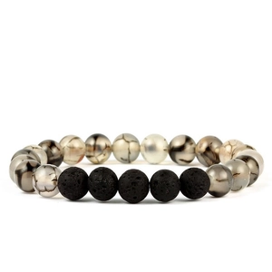 Vue détaillée de pierres de lave noire 8mm et de perles d'agate rayées noires et blanches