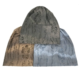 Bonnets en maille vieillie gris foncé, marron et bleu avec sequins et détails déchirés