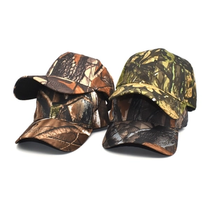 Détails de divers motifs de camouflage de feuilles sur des casquettes en toile