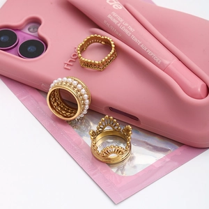 Three-piece 18K gold plated stainless steel ring set with lace crown and pearl details