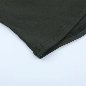 Détail macro du tricot vert olive foncé montrant la qualité des doubles coutures