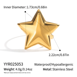 Detailansicht des goldenen Sternrings mit 1,73 cm Innendurchmesser und Edelstahl-Specs