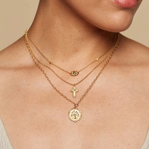 Parure de colliers dorés à trois rangs avec pendentifs lotus, croix et arbre de vie