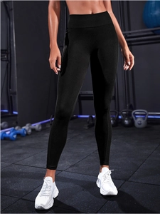 Nahaufnahme von nahtlosen schwarzen High-Waist-Yogaleggings mit Textur und Kompression