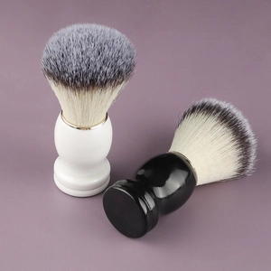 Klassieke zwart-witte scheerkwastenset met zachte vezelharen en ergonomische harsgreep