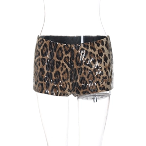 Détail de sequins brillants à motif léopard sur ce mini-short sexy pour femmes