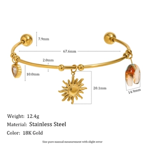 Bracciale a C in acciaio inossidabile placcato oro 18K con ciondoli sole e luna