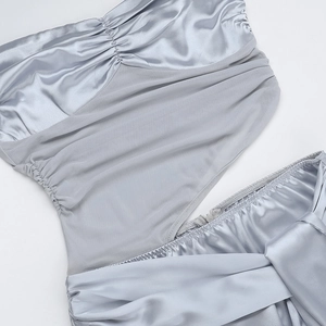 Détail de la robe en satin bleu argenté avec texture plissée et coutures en tulle
