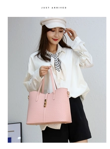 Détail du sac cabas rose tressé avec boucle dorée et anneaux en D pour la bandoulière