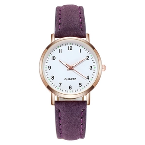 Dettaglio dell'orologio al quarzo con cassa oro rosa e cinturino in pelle smerigliata viola