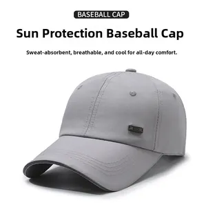 Gros plan sur casquette grise à séchage rapide avec coutures nettes et logo en métal