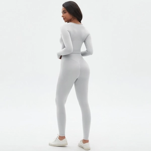 Vue détaillée du legging froncé sans couture et du haut de sport gris clair à manches longues