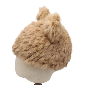 Vue détaillée de la texture douce et des oreilles de chat sur le chapeau en fausse fourrure