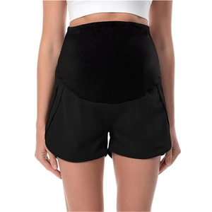 Dettaglio pantaloncini sportivi premaman con supporto addominale alto in tessuto nero elasticizzato