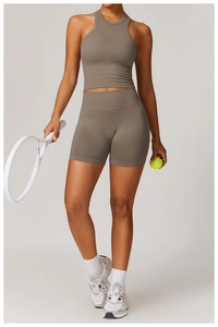Détail d'un ensemble de yoga côtelé avec crop top dos nageur et short taille haute