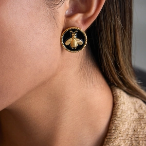 Boucles d'oreilles vintage avec emblème d'abeille, émail noir et placage d'or sur un modèle