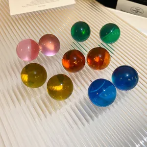 Lot de cinq boucles d'oreilles boules en résine colorée transparente aux tons vifs