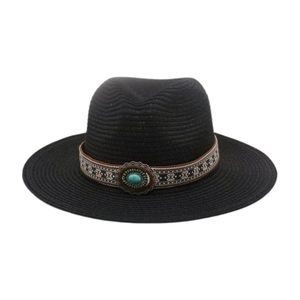 Détail d'un chapeau de paille noir avec ruban ethnique et pierre turquoise ovale