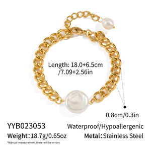 Detail of 18K gold-plated stainless steel thick chain bracelet with white pearl charm