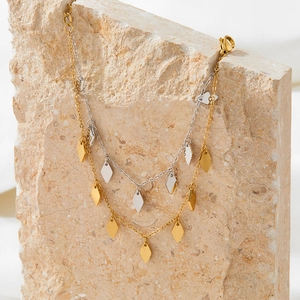 Collier double couche en acier titane or et argent avec sequins en forme de losange sur pierre