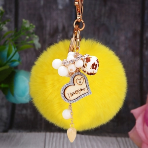Porte-clés cœur en fausse fourrure jaune avec gravure I love you sur bois et breloque fraise