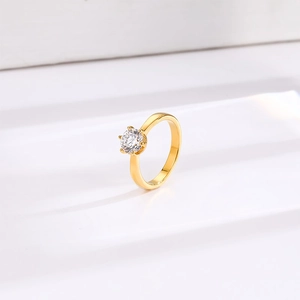 Anello francese in acciaio al titanio dorato con grande zircone ed elegante sei griffe