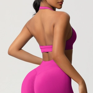 Gros plan sur le tissu en maille côtelée rose rouge du haut et du legging de sport
