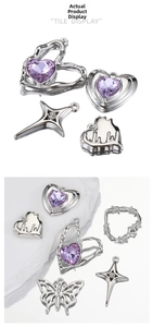 Détails macro de pendentifs cœur argentés avec cristaux violets et papillons pour bijoux DIY