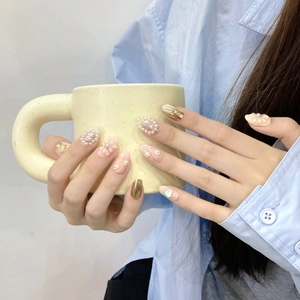 Faux ongles faits main avec fleurs 3D feuille d'or et décorations de perles