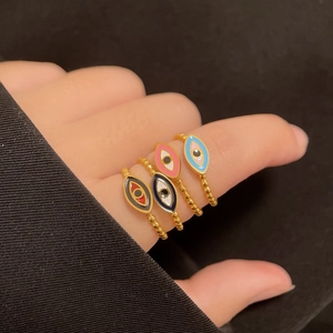 Set aus vier goldperlenförmigen Ringen mit bösem Blick in Blau, Rosa und Orange-Emaille