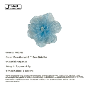 Détail d'une pince à cheveux rose en organza bleu de 10cm avec dimensions et poids