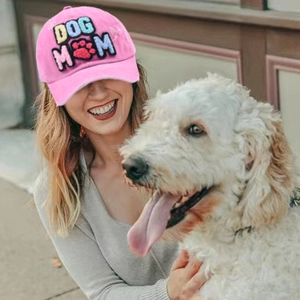 Casquette de baseball en coton rose avec broderie DOG MOM portée par un mannequin