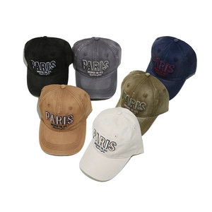 Plusieurs couleurs de casquettes de baseball brodées PARIS en coton lavé en vue à plat