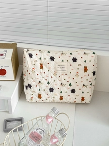 Beauty case bianco trapuntato con simpatici motivi di orsetti e alberi di Natale