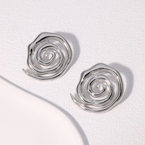 Λεπτομερής προβολή από ασημένια μινιμαλιστικά σκουλαρίκια σπιράλ από ανοξείδωτο ατσάλι