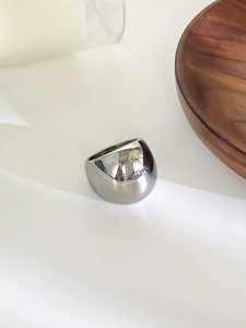 Dettaglio di un anello bombato argento con superficie lucidata a specchio alta