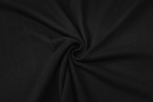 Macro du tissu tricoté noir montrant la texture côtelée et la souplesse de la matière
