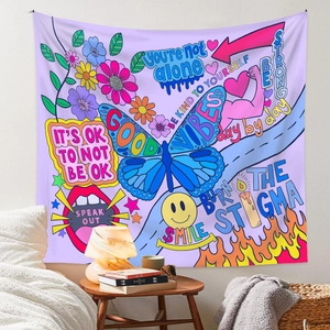 Detail eines lavendelfarbenen Boho-Wandteppichs mit Schmetterling in gemütlichem Schlafzimmer