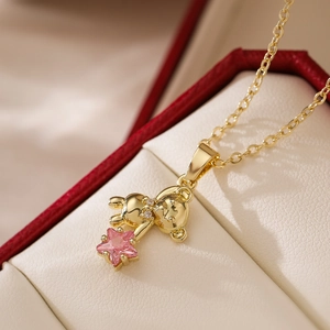 Collana con ciondolo a forma di orsetto placcato oro e zircone rosa per donna