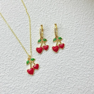 Süßes rotes Kirsche Halsketten- und Ohrring-Schmuckset in Gold mit grünen Blättern