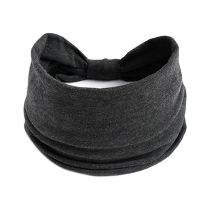 Dettaglio della fascia yoga grigio scuro con trama a maglia traspirante e nodo intrecciato