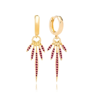 Vue détaillée des boucles d'oreilles créoles dorées avec pics en zircon fuchsia