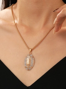 Detail der Rugby-Anhänger-Halskette mit Strass am Model-Hals und goldener Kettenstruktur
