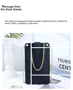 Détail du sac de téléphone tissé noir avec une élégante chaîne dorée sur bureau